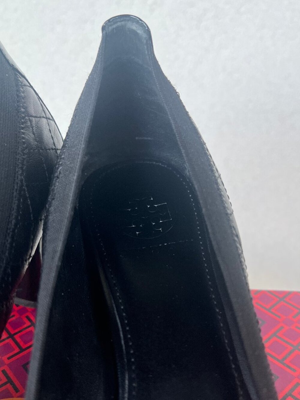 Tory Burch Carrie 55mm Quilted Leather Cap Toe Pump Black Gold Logo Size 9.5 EUC - Picture 9 of 13